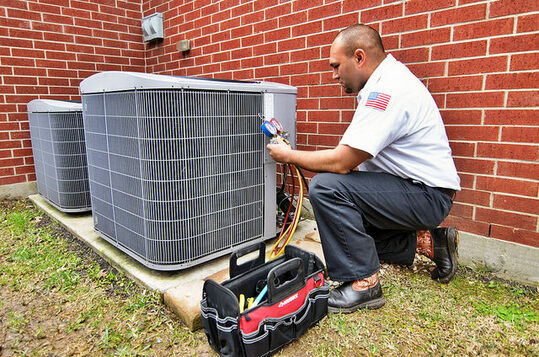 Un technicien répare un climatiseur