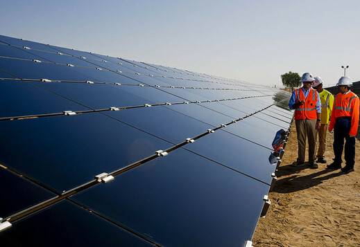 panneaux solaires et techniciens